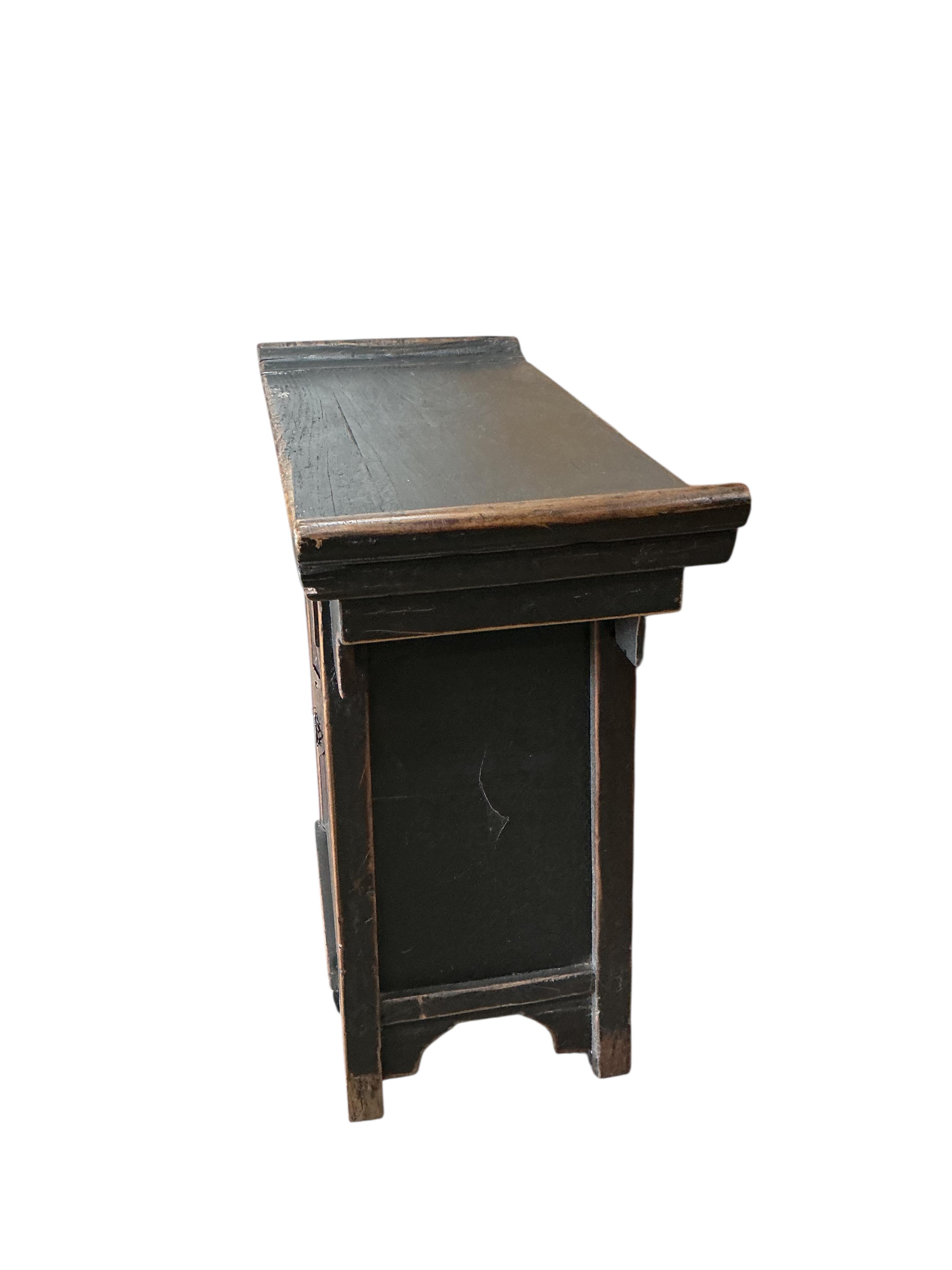 A small Chinese lacquer side cabinet, width 73cm, depth 35cm, height 80cm